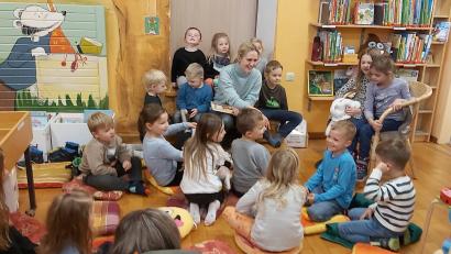 Bild: Gemeindebücherei Kulmain/exb
Sabine Bayerl (Mitte) las den Kindern in der Gemeindebücherei zwei Geschichten vor.
