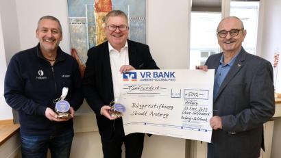 Bild: usc
Kostproben ihres Lebkuchenangebots und eine Spende über 500 Euro überbrachten Matthias Hahn (links) und Hans Fürnkäs (rechts) vom Lions-Club Amberg-Sulzbach an Oberbürgermeister Michael Cerny.