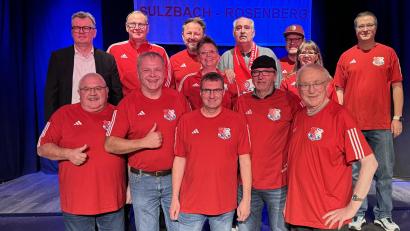 Bild: FC-Bayern-Fanclub Sulzbach-Rosenberg/exb
Nach den Neuwahlen beim FC-Bayern-Fanclub: (hinten, von links) Bürgermeister Michael Göth, Manfred Seitz, Oliver Schirm, Reinhard Brehm, Maximilian Schinhammer, Benjamin Schinhammer, (mittlere Reihe) Anita Windl, Andrea Luber, (vorne) Manfred Zahn, Gerd Windl, Gerhard Pickel, Hans-Jürgen Seebauer und Günther Wedel.