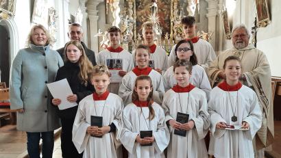 Bild: rgl
Auch wenn ein paar Minis aus ihrem Dienst am Altar ausscheiden, freut sich die Gruppe der Ministranten der Pfarrei St. Martin in Luhe über ein paar "Neuzugänge".