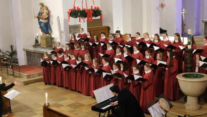 Bild: mab
Ein Hörgenuss und eine Augenweide zugleich: Der farbenfroh und adventlich angepasste Mädchenchor der Regensburger Domspatzen.