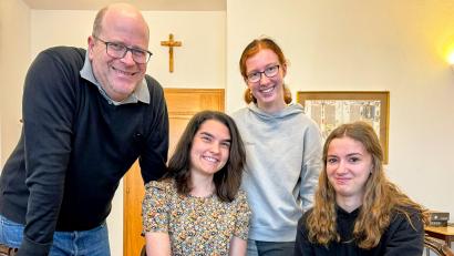 Bild: Peter Ringeisen
Die ungarischen Schülerinnen und ihre Gastgeber: Mária Pandula (sitzend, rechts) und Studienrat Hendrik Rosenboem, Zselyke Bíró (sitzend, links) und Franziska Grädler.