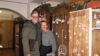Bild: Heinrich, Beate [heb] 
Seit vielen Jahren terminiert dieses Ehepaar aus Nürnberg seinen Urlaub so, dass es den Töpfer- und Weihnachtsmarkt besuchen kann.