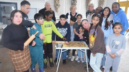 Bild: Kunz
Die Buben und Mädchen backen Plätzchen mit der Kolpingsfamilie von St. Josef.