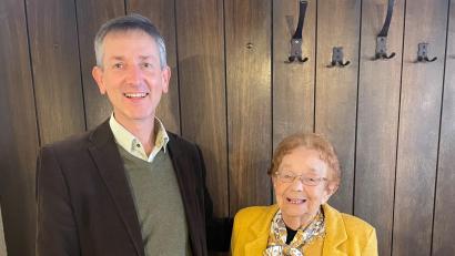 Bild: Nina Forster/exb
Bürgermeister Albert Geitner gratuliert Ursula Frenzel zum 90. Geburtstag.