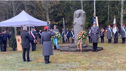 Bild: cro
Frau Hauptmann Katrin Niederdräing und Bürgermeister Thomas Meiler bei der Kranzniederlegung am Volkstrauertag