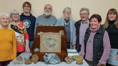Bild: Wolfgang Steinbacher
Ihre schönsten Funde präsentierten (von links) Kassiererin und Schriftführerin Irene Kugler, Brigitte Steyer, Johannes Rosenboem, stellvertretender Vorsitzender Gustav Steyer, Vorsitzende Dr. Christine Paschen, Hans Schenk, Christa Schenk und Aleksandra Vejde.