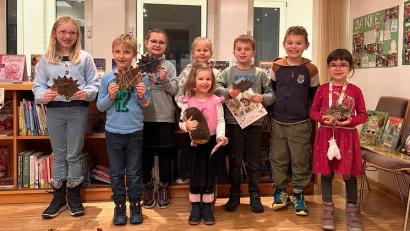 Bild: Pfarrbücherei Immenreuth/exb
Erst hörten sie eine Igel-Geschichte, dann bastelten die Kinder beim Vorlesenachmittag der Pfarrbücherei Immenreuth Igel aus Tonpapier, Wolle, Ästen und Laub.