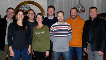 Bild: bey
Die neue Vorstandschaft des Tennisclubs Pleystein mit Kassier Bernhard Voit, Schriftführerin Julia Beugler, zweiter Vorsitzender Peter Pregel, Kindertrainerin Nicole Pregel, Vorsitzender Bernd Piehler, Beisitzer Thomas Enslein, Kassenrprüfer Wolfgang Gallitzendörfer und Bürgermeister Rainer Rewitzer.