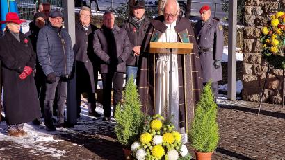 Bild: R. Kreuzer
Totengedenken mit dem Kartell Weiden West am Mahnmal vor der Maria Waldrastkirche mit Prälat Johann Neumüller und den Delegierten der angeschlossenen Vereine im Kartell.