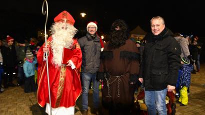Bild: chl
Mit kleinen Geschenken für die Kinder kam der Nikolaus samt Krampus zum Dorfadvent nach Traßlberg. Beim Austeilen helfen der Vorsitzende des Arbeitskreises Dorfleben und Kultur, Dietmar Auers, und Bürgermeister Herrmann Böhm (rechts) mit.