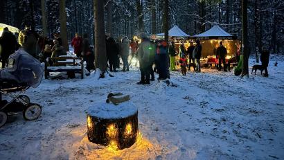 Bild: Franziska Reindl/exb
Im Waldkindergarten „Die Goldbacher Wurzelzwerge“ stand der "Adventszauber" auf dem Programm.