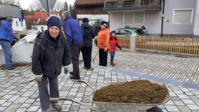 Bild: wku
Rege Betriebsamkeit herrscht beim Arbeitseinsatz auf dem Dorfplatz in Kürmreuth.