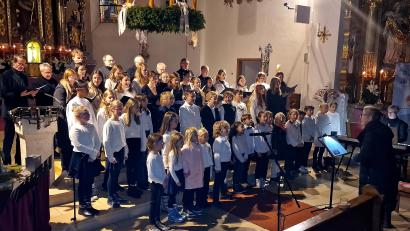 Bild: R. Kreuzer
"Es liegt ein Zauber in allen Dingen" stimmen alle Sänger beim "Lichtblicke"-Konzert in St. Dionysius in Neunkirchen ein.