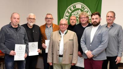 Bild: bgm
Bürgermeister Sebastian Dippold und OWV-Vorsitzender Rudolf Bäumler ehren langjährige Mitglieder für ihre Treue zum Verein.