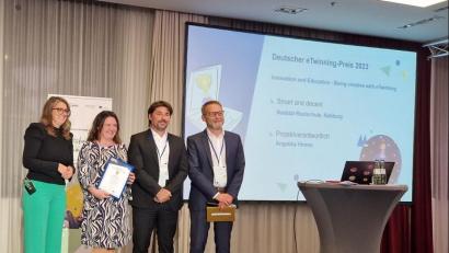 Bild: PAD Gloger/exb
Angelika Hirmer (Zweite von links) und Christian Reisinger (Zweiter von rechts) nehmen für die Naabtal-Realschule Nabburg den eTwinning-Spezialpreis für Innovation und Bildung in Berlin entgegen.