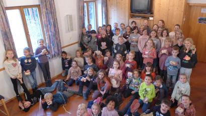 Bild: Evangelisches Pfarramt Mitterteich/exb
60 Mädchen und Buben erlebten beim Kinderbibeltag in Mitterteich ein abwechslungsreiches Programm.