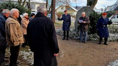 Bild: R. Kreuzer
Stadtrat a. D. Helmut Ruhland erinnert an Leid und Tod, der auch nicht vor den Siedlern der Moosfurt Halt machte.