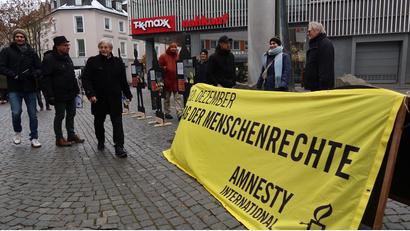 Bild: Kunz
Amnesty International, "Weiden ist bunt" und das "Magisches Projekt" demonstrieren zum Tag der Menschenrechte auf dem Macerata-Platz in Weiden.