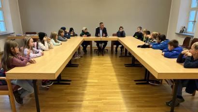 Bild: Grundschule Teunz/exb
Auf den Plätzen der Gemeinderäte nehmen die Grundschüler Platz und stellen Bürgermeister Norbert Eckl ihre Fragen.
