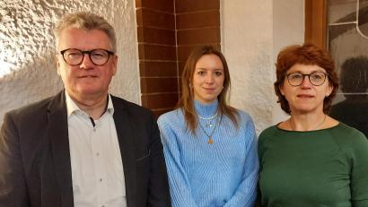 Bild: mfh
Für die Gebietsverkehrswacht Sulzbach-Rosenberg gibt es eine neue Ansprechpartnerin im Landratsamt: Bürgermeister Michael Göth (links) und Geschäftsführerin Rosalia Wendl (rechts) mit Verena Hiltel von der Unteren Straßenverkehrsbehörde.