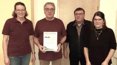 Bild: sche
Gerhard Meier (mit Urkunde) führt seit 30 Jahren den Stopselclub Aschach. Ihm gratulieren (von links): Schriftführerin Petra Grädl und stellvertretender Josef Schäffer sowie Kassenverwalterin Gabi Rembold (rechts).