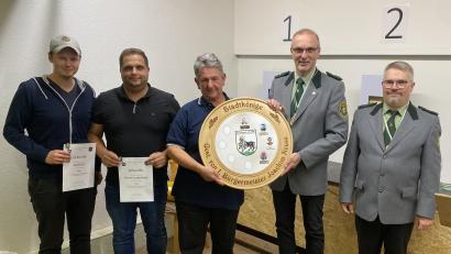 Bild: jma
Der neue Schützenkönig in Auerbach, Bernhard Gradl (Mitte), bekommt von Schützenmeister Michael Brütting die Siegerscheibe überreicht.