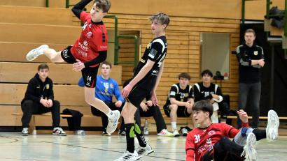 Bild: Hubert Ziegler
Niklas Weid ( links) vom HC Sulzbach kann sich in dieser Szene am Kreis durchsetzen und einen Treffer für seine Mannschaft erzielen.