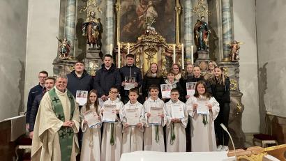 Bild: wmi
Pater Adrian Kugler (links) und die Oberministranten bedauern den Abschied langjähriger Messdiener und freuen sich umso mehr über die sechs „Neuzugänge“.