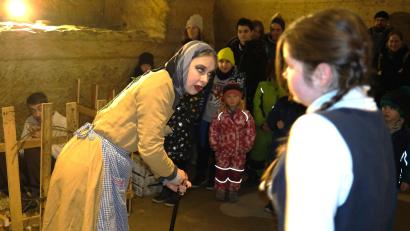 Bild: Hirsch
Die Hexe hat Hänsel eingesperrt (links) und Gretel (rechts) zur Arbeit verpflichtet. Am Ende erwartet die Zuschauer des Szenenspiels eine Überraschung.