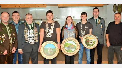 Bild: ker
Gauschützenmeister Werner Wendl, Ritter Heinz Siegert, Schützenmeister und Gaukönig Werner Grünthaler, Bruderbundkönig Matti Hagerer, Schützenliesl Eva-Marie Kolb, Jugendkönig Leonard Pleier, Ritter Eric Pilhofer und Zweiter Bürgermeister Christian Pilhofer (von links).