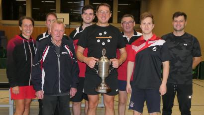 Bild: Michael Hösl/exb
Die Teilnehmer mit den Bestplatzierten der Tischtennis-Vereinsmeisterschaft: Michael Eckl mit Pokal, Nico Troglauer (links dahinter) und Michael Hösl (rechts dahinter).