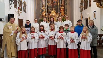 Bild: gi
Strahlende Gesichter gab es bei der Neuaufnahme von sieben Ministrantinnen und Ministranten in der Wieskirche. Pfarrer Udo Klösel (links) und Pfarrgemeinde-Sprecherin Elisabeth Völkl (rechts) gratulierten.