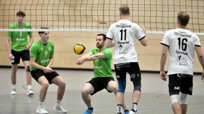 Bild: Hubert Ziegler
Lukas Schröder (Mitte) vom VC Amberg kann mit diesem Bagger den Ball für seine Mannschaft im Spiel halten, beobachtet von seinem Mannschaftskameraden Christoph Phieler (links daneben) und Johannes Helm (links hinten).