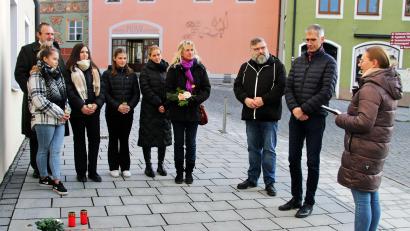 Bild: Naabtal Realschule/exb
Die Schülersprecherinnen der Naabtal-Realschule Nabburg besuchen die Stolpersteine in Nabburg.