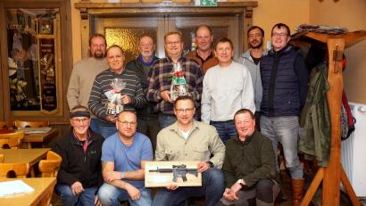 Bild: KSK Immenreuth/exb
Erfolgreich beteiligten sich Thomas Heser, Hans Stahl, Peter Hößl, Manfred Fischer, Roland Schäffler, Norbert Stelzl, Florian Wolf, Josef Ditschek (stehend, von links) sowie (vorne, von links) Bernhard Kreuzer, René Schindler, Gesamtsieger Martin Schmid und Ludwig Melzner.