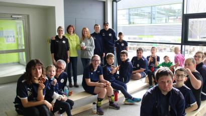 Bild: prh
Gabriele Striegl (stehend Zweite von links) übergab an Vorsitzende Carina Völkl (stehend Dritte von links) und ihr Vorstandsteam ein prall gefülltes Sparschwein, mit dem sie Spenden für das Team Bananenflanke Nordoberpfalz gesammelt hatte. Zudem spendierte sie den Fußballern eine Brotzeit.