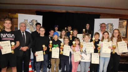 Bild: kro
Die Besten auf Landkreisebene im Kartsport mit Tirschenreuths 2. Bürgermeister Peter Gold (2. von links) und Michael Sollfrank (3. von rechts stehend).