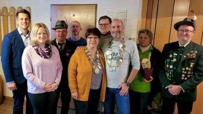 Bild: Annegret Greber/exb
Bürgermeister Rudolf Teplitzky, Andrea Rupp, Vereinsmeister Oliver Roth, Markus Zach, "Liesl" Beate Becher, Johann Irlbacher, Schützenkönig Markus Greber, Christa Roth und Manfred Becher (von links).