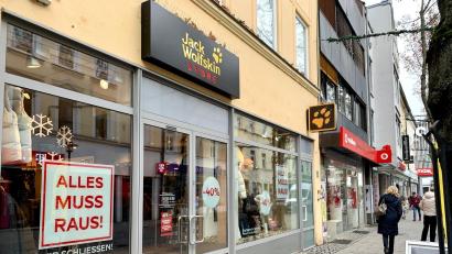 Bild: srm
Bald ist die Jack-Wolfskin-Filiale in der Weidener Max-Reger-Straße Geschichte. Ob die 110 Quadratmeter große Ladenfläche direkt neu besetzt werden kann, ist fraglich. Es wird der derzeit achte Leerstand in dieser Straße sein.