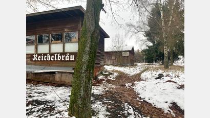 Bild: Gabi Schönberger
Auf dem Gelände südlich der Gaststätte "Am Postkeller" stehen stillgelegte Scheunen. Hier sollen ein Studentenwohnheim und ein neuer Kindergarten mit Kita für Weiden entstehen.