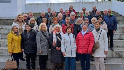 Bild: u
60 Jahre nach ihrer Einschulung kommen die Angehörigen des Jahrgangs 1956/57 zu einem Klassentreffen zusammen. Organisiert haben es Anita Ritz (vorn, Zweiter von rechts), Günter Heidl (dritte Reihe, rechts) und Brigitte Schwarz.