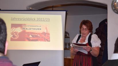 Bild: fla
Vorsitzende Birgit Bocka ließ das Vereinsjahr der Trachtenkapelle Waldthurn Revue passieren.