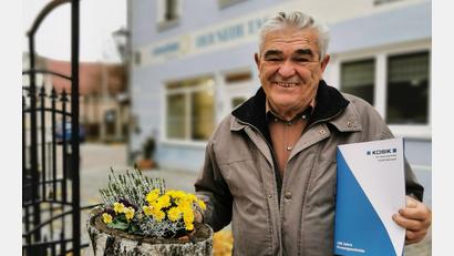 Bild: Portner
Eine Einladung nach der Kündigung vor 38 Jahren: Konrad Schneeberger (78) aus Oberviechtach freut sich über die Wertschätzung seines früheren Arbeitgebers.