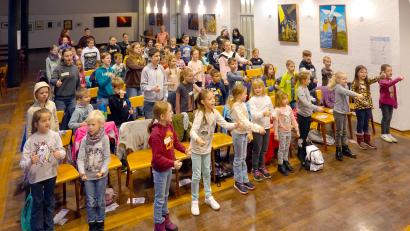 Bild: gac
Ein fröhliches Lied bringt gleich zum Auftakt alle Kinder in Bewegung.