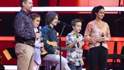 Bild: Sat.1/Richard Hübner
Das war am Samstagabend in der Aufzeichnung nicht zu sehen: Vater Tobias und Mutter Ulrike durften zu Veronika, Moritz (Mitte) und Xaver mit auf die Bühne. Gemeinsam sangen sie das Lied „Amazing Grace“.