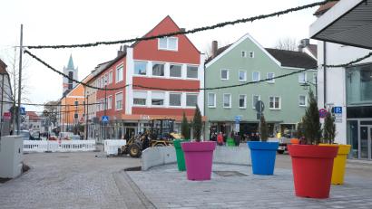 Bild: Hirsch
Blick auf den neu gestalteten Schlesierplatz in Schwandorf: Ruhezonen, Barrierefreiheit und ein gleichberechtigtes Nebeneinander von Autofahrern, Radfahrern und Fußgängern sollen an dieser Stelle die Aufenthaltsqualität erhöhen.