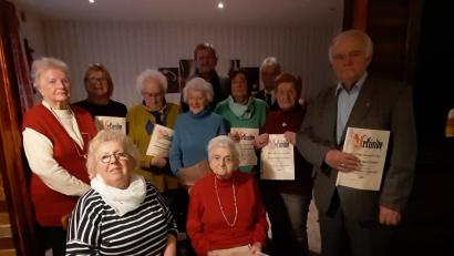 Bild: AWO/exb
Der AWO-Ortsverein Tirschenreuth ehrte langjährige Mitglieder. Im Bild: (stehend, von rechts) Roland Pfefferlein, Ursula Abraham, Edwin Ulrich, Martha Wild, Norbert Schuller, Emmi Heindl, Rosa Blechschmidt, Bettina Steckermeier, Maria König sowie (sitzend, von rechts) Anni Greil und Marianne Scheffler.