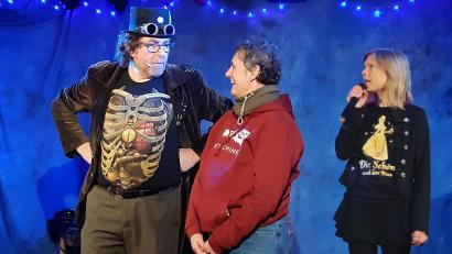 Bild: uz
Andrea Limmer und Christopher der Hofzauberer verblüffen einen weiblichen Gast mit ihren Kunststücken. .