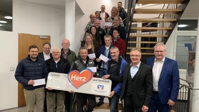 Bild: Karl Frank/exb
Geschäftsstellenleiter Karlheinz Raps und Regionalmarktleiter Harald Zottmeier (von rechts) mit den Vertretern der Vereine und Institutionen aus Windischeschenbach und Umgebung.